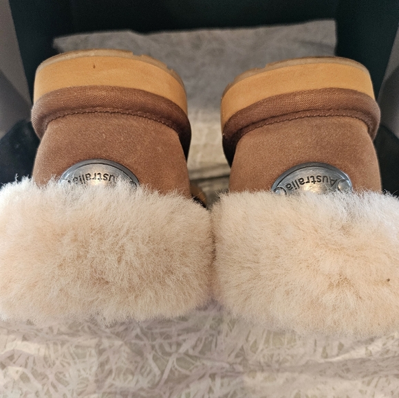 NEW HONEY BROWN EMU BOOTIES/NIB/ SIZE 9 (FITS SMALL)/ALL PAPERWORK IN BOX - Picture 2 of 7